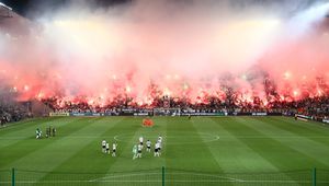 Mecz Legii opóźniony. To sprawka kibiców