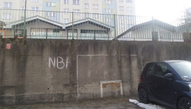 Bramka narysowana na murze niedaleko bloku, w którym mieszkał Arkadiusz Milik. Młodzieniec rozgrywał tu swoje pierwsze, "wielkie" mecze.