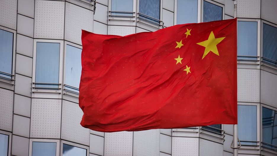epaselect epa11293633 The Chinese national flag waves in front of the Chinese embassy in Berlin, Germany, 22 April 2024. The German Federal Public Prosecutor on 22 April had three persons arrested in connection with the accusation of procuring information on innovative technologies for military use. EPA/CLEMENS BILAN Dostawca: PAP/EPA.