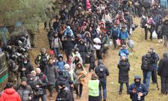 Dramat na granicy. Policjant prosto z Kuźnicy: Na pierwszej linii są kobiety z dziećmi