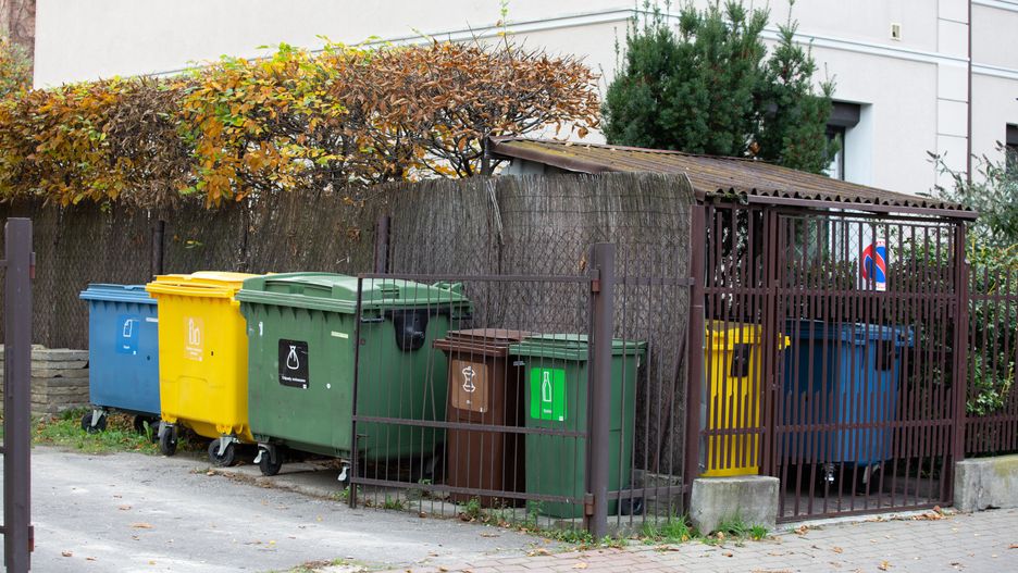 śmieci śmieciarka wywóz odpadów opłaty kontener śmietnik segregacja recykling