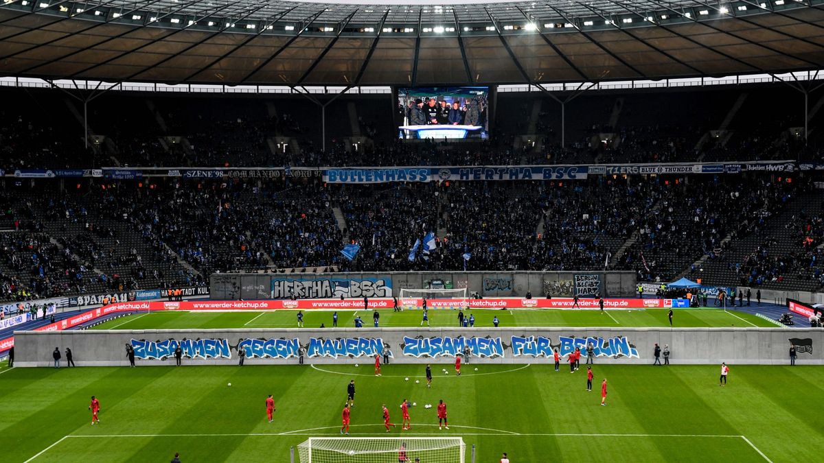 PAP/EPA / Filip Singer / Mur Berliński na stadionie Herthy