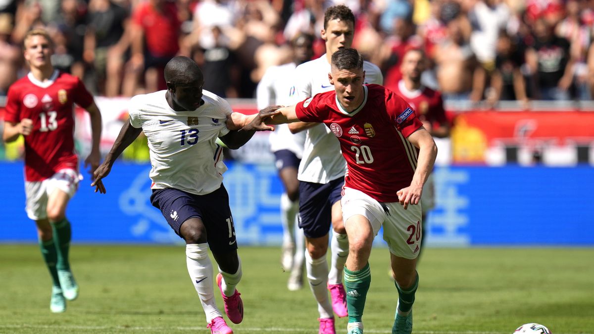 PAP/EPA / Darko Bandic / Na zdjęciu: Roland Sallai (z prawej) oraz N'Golo Kante