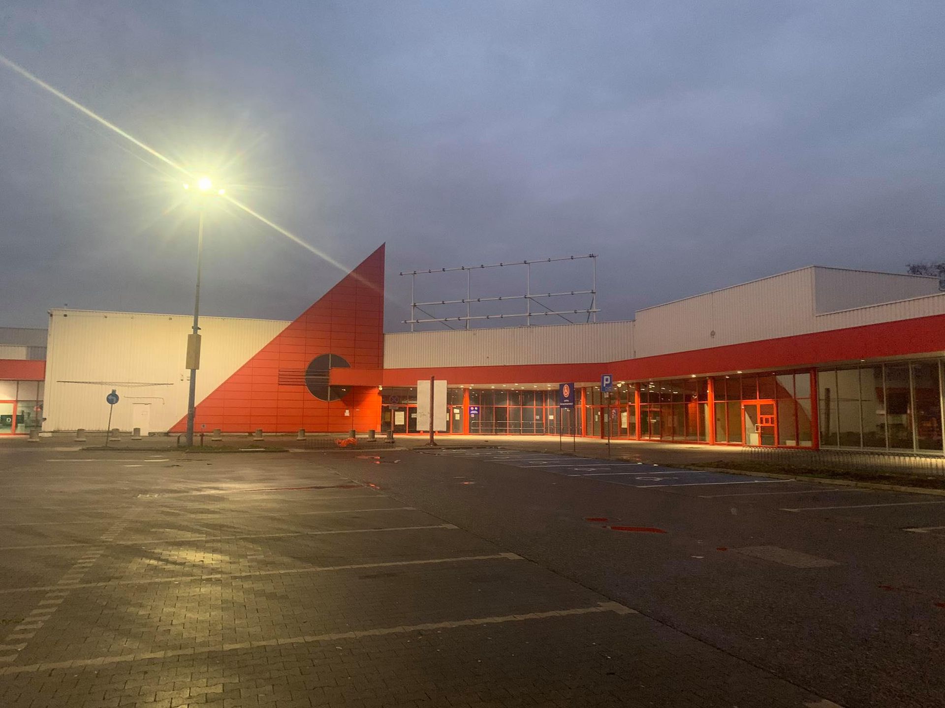 Kompletnie opustoszały pasaż Tesco w podwarszawskim Piastowie. 