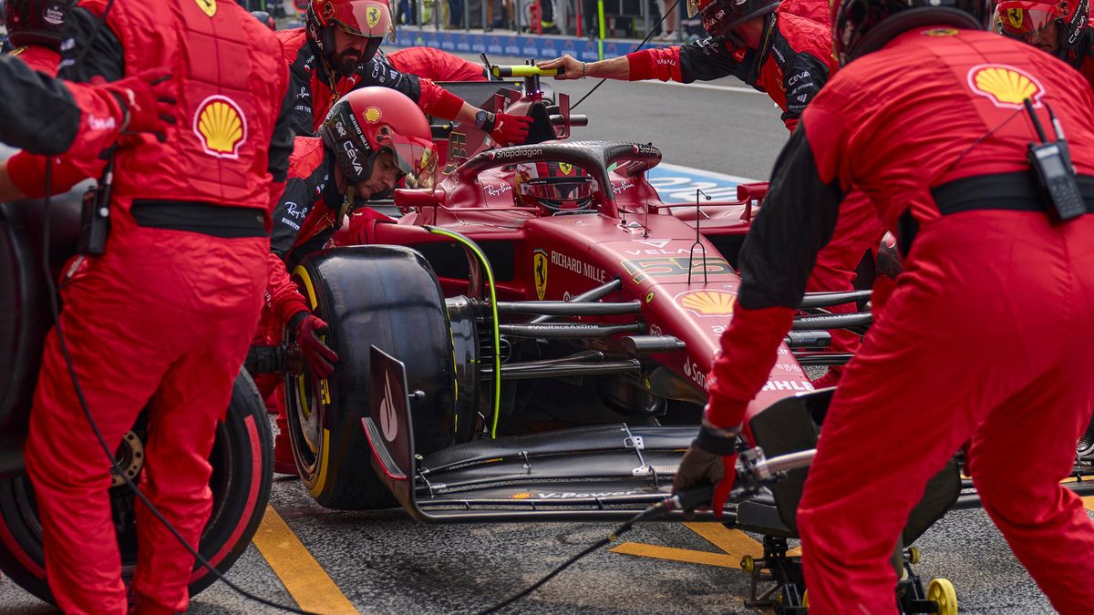 Materiały prasowe / Ferrari / Na zdjęciu: Carlos Sainz podczas pit-stopu