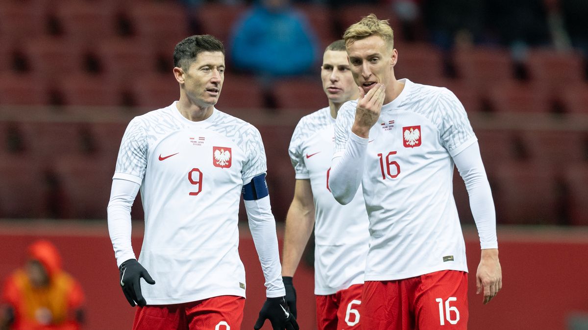 Getty Images / Foto Olimpik/NurPhoto / Na zdjęciu: Robert Lewandowski, Jakub Piotrowski i Adam Buksa
