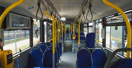 Rzucił się na kobietę. Dantejskie sceny w autobusie w Gdyni