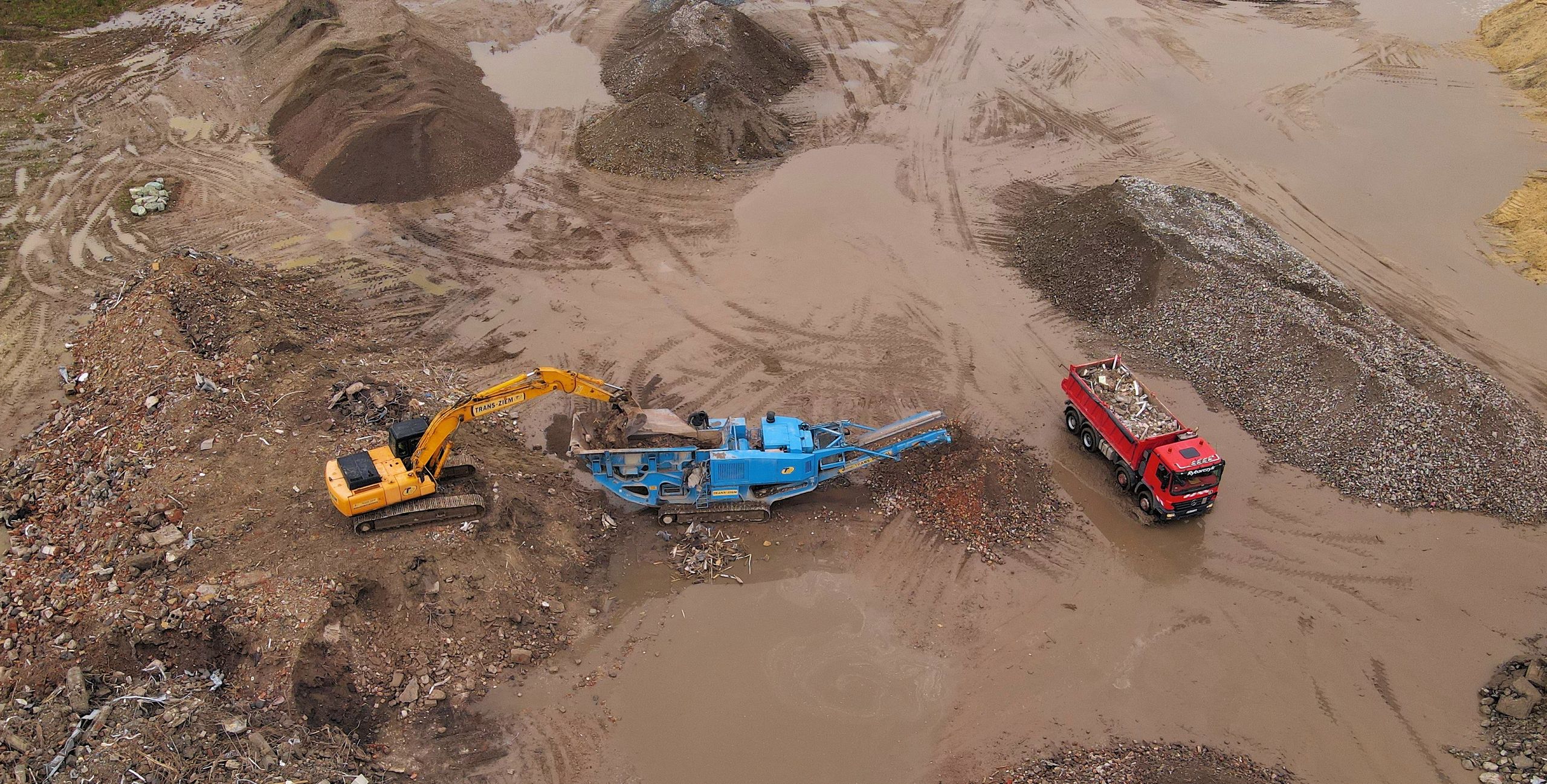 Do zbiornika zwożono beton, piach i inne odpady