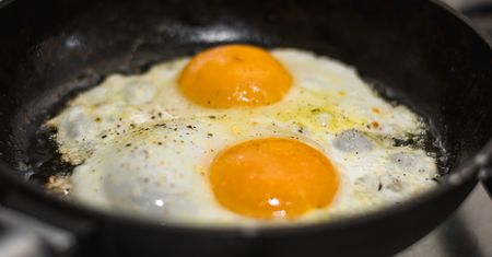 Jajko robi tylko w ten sposób. Gordon Ramsay miesza tłuszcze i wychodzi idealnie