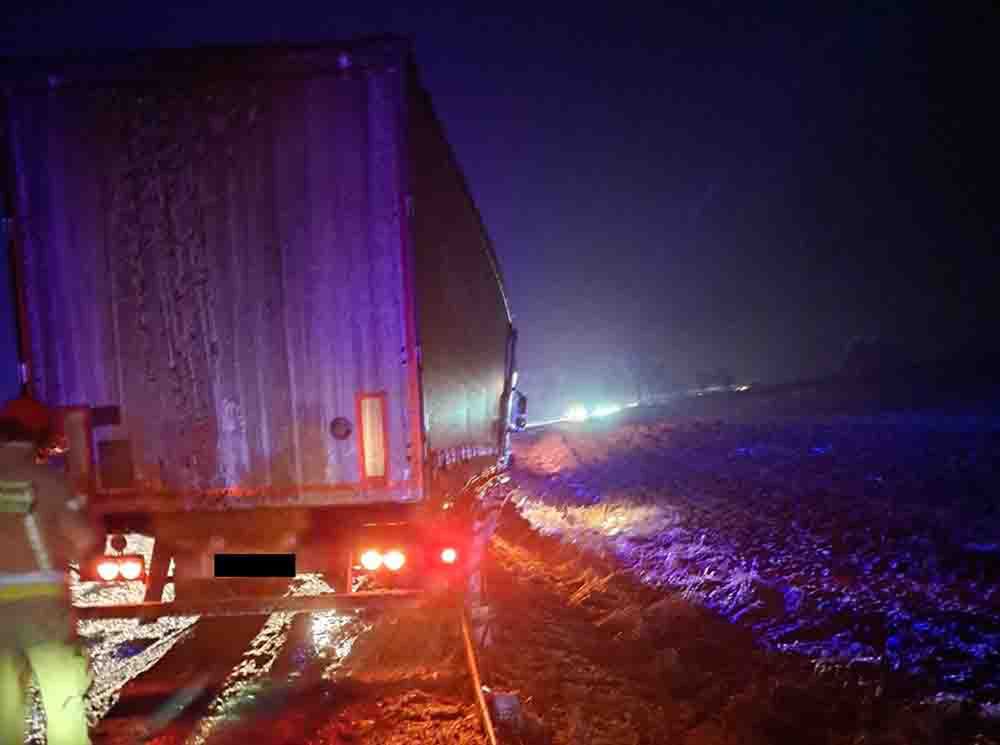 Bytyń: Wypadek na DK92. Zderzenie samochodu dostawczego z ciężarowym