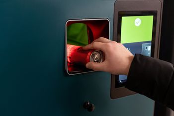 Przyniósł 611 butelek i puszek do Auchan. Tyle zarobił rekordzista