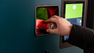 Przyniósł 611 butelek i puszek do Auchan. Tyle zarobił rekordzista