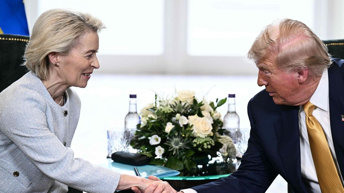 Wizyta Donalda Trumpa w SzkocjiUS President Donald Trump (R) shakes hands with European Commission President Ursula von der Leyen (L) during a meeting, in Turnberry south west Scotland, on July 27, 2025, on the third day of his visit to the country, since his second tenure as President began. Trump has said he sees a 50-50 chance of reaching a deal with the European Union, having vowed to hit dozens of countries with punitive tariffs unless they hammer out a pact with Washington by August 1, 2025. (Photo by Brendan SMIALOWSKI / AFP)BRENDAN SMIALOWSKI