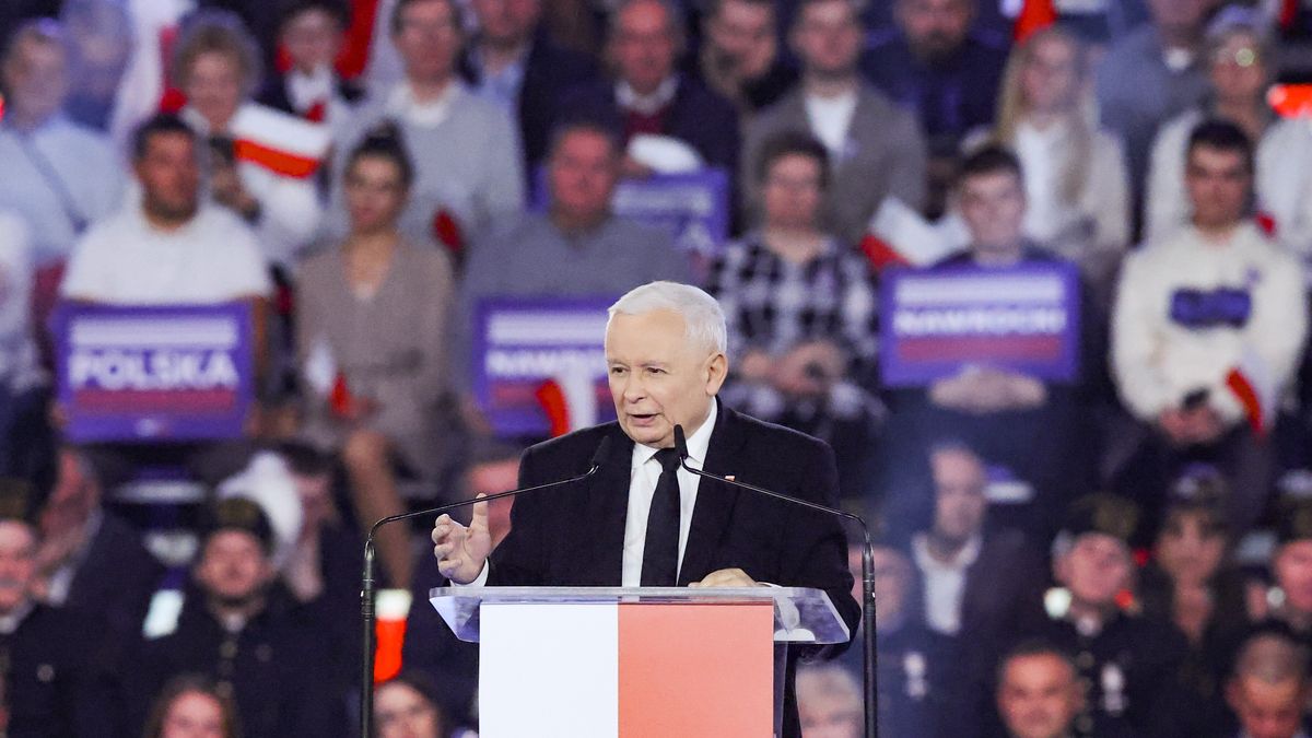 Łódź, 27.04.2025. Wybory Prezydenta RP 2025 - kampania. Prezes PiS Jarosław Kaczyński na konwencji wyborczej kandydata Komitetu Obywatelskiego w zbliżających się wyborach na fotel prezydenta RP, popieranego przez Prawo i Sprawiedliwość, prezesa Instytutu Pamięci Narodowej Karola Nawrockiego w Hali EXPO w Łodzi, 27 bm. (ad) PAP/Marian Zubrzycki