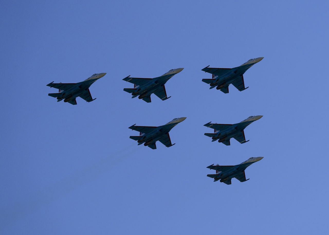 Samoloty Su-35 nad Moskwą podczas parady lotniczej