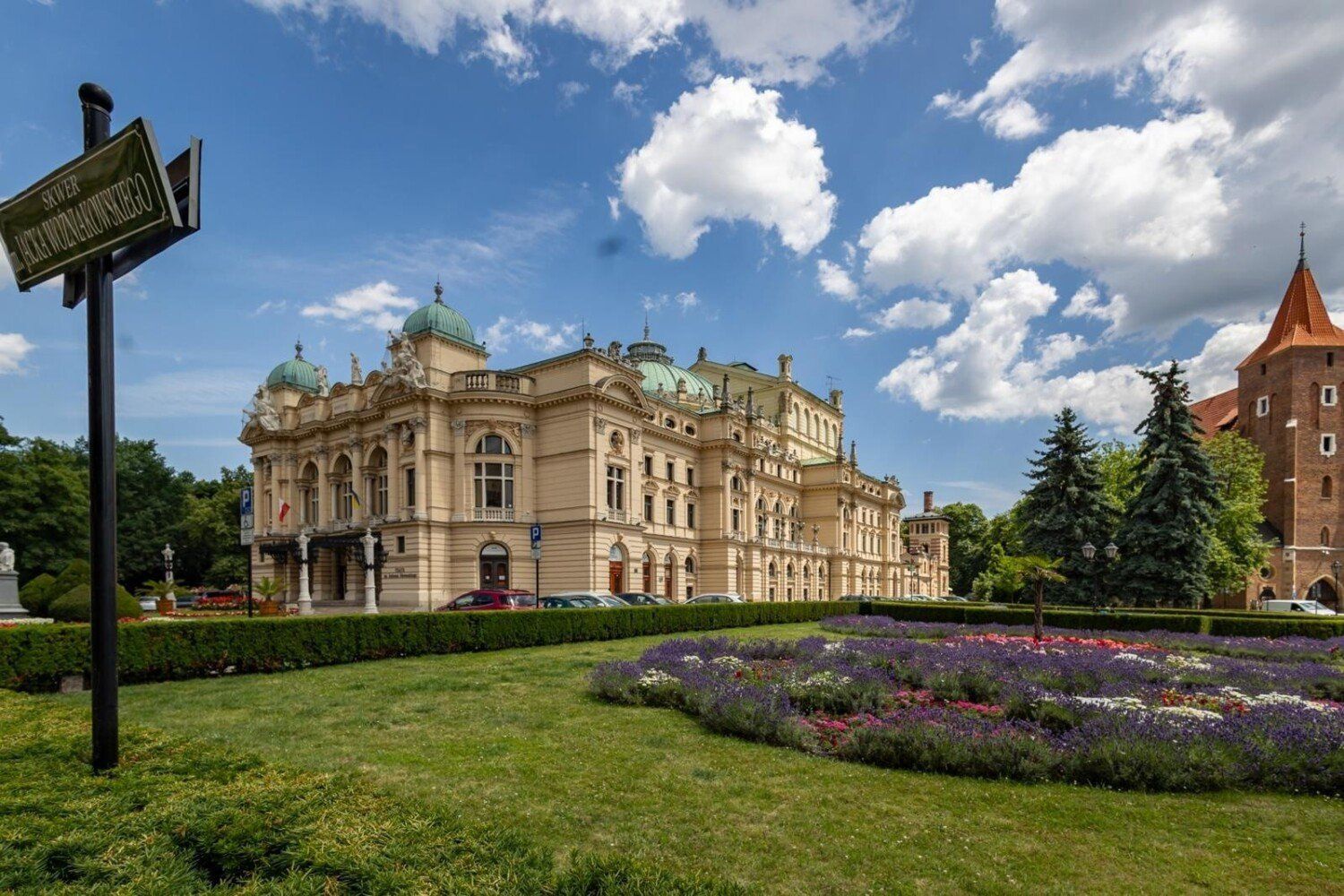 Budynek teatr powstał w niewiele ponad dwa lata, ale nie wszystkim się spodobał. Reżyser i krytyk Stanisław Koźmian porównał gmach do klęczącego wielbłąda