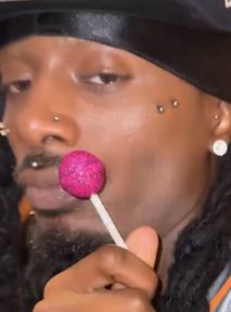 Playboi Carti zaprezentował diamentowego lizaka. Internauci oskarżają go o rasizm