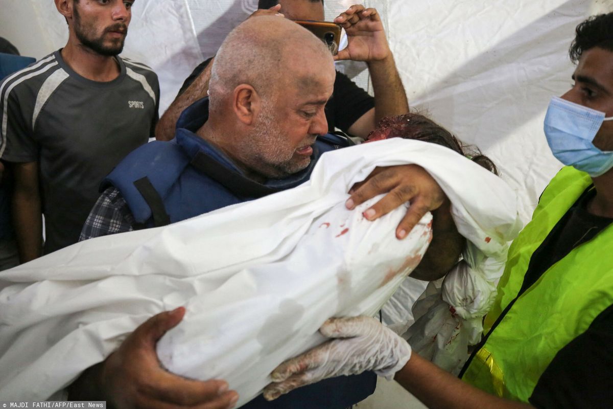 Wael al-Dahdouh z ciałem zmarłej córki