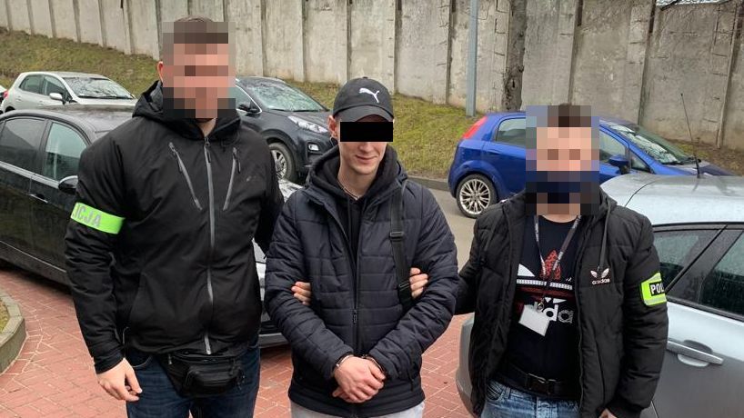 Policjanci zatrzymali 27-latka za udział w oszustwie "na pracownika banku"