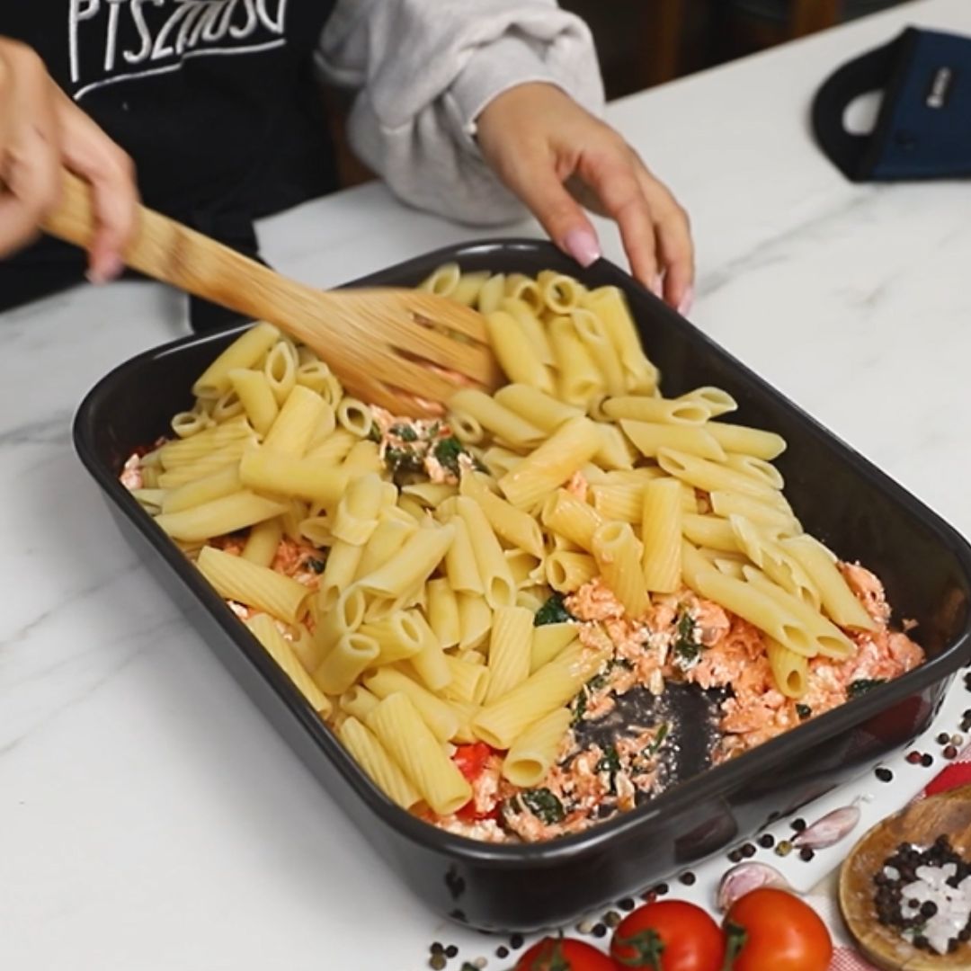 Do mieszanki z formy dodaję ugotowany wcześniej makaron