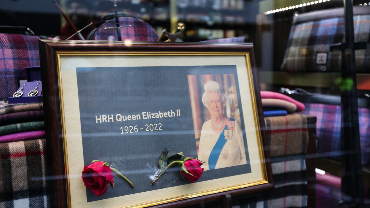 A shop in Edinburgh's Royal Mile with a portrait of Queen Elizabeth in the window in Edinburgh, Scotland, Britain 11 September 2022. The arrival of the hearse carrying Queen Elizabeth II marks the first stage of the journey towards London. Britain's Queen Elizabeth II died at her Scottish estate on 08 September 2022. EPA/ADAM VAUGHAN Dostawca: PAP/EPA.