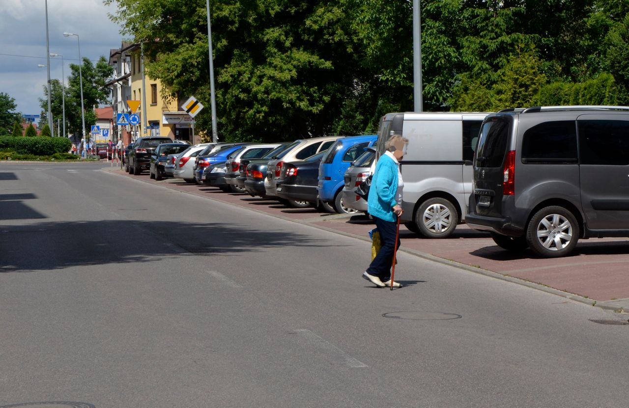 Osoba chodząca o kulach jest w pewnym sensie "uprzywilejowana" i ma nie tylko prawo przejść przez jezdnię bez korzystania z przejścia dla pieszych, ale też kierujący muszą zatrzymać pojazd, by ją przepuścić.