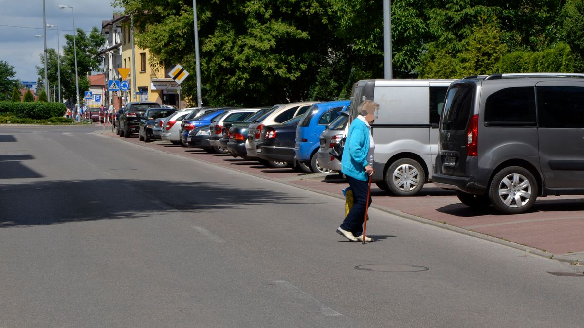 Osoba chodząca o kulach jest w pewnym sensie "uprzywilejowana" i ma nie tylko prawo przejść przez jezdnię bez korzystania z przejścia dla pieszych, ale też kierujący muszą zatrzymać pojazd, by ją przepuścić.