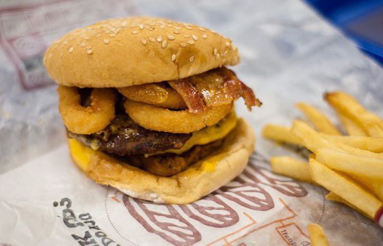 Rodzice karmią dzieci w podróży fastfoodami. Wybierają McDonald’s