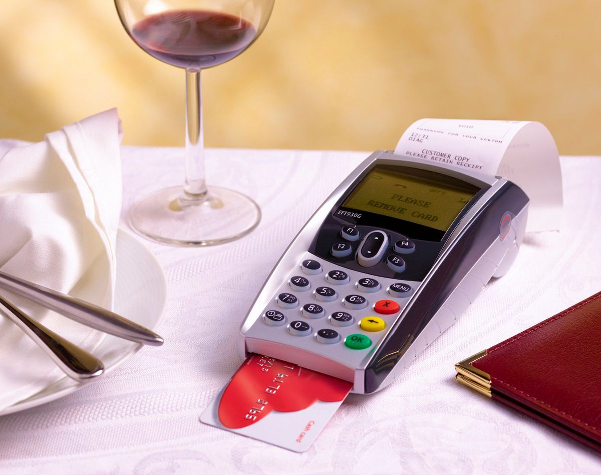 Napiwki dla kelnerów można doliczać do płatności kartą. Fot. Getty Images