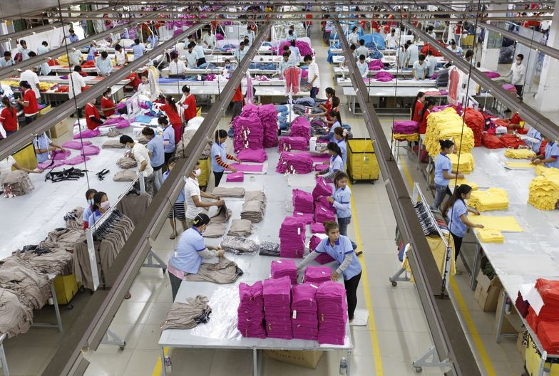 Sektor odzieżowy. Wzrost minimalnej płacy w Kambodży