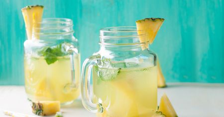 Napój o smaku lemoniady w proszku przygotowany z wodą