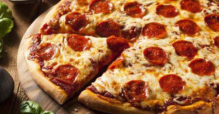 Średnia pizza pepperoni na grubym cieście (Pizza Hut)
