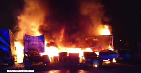 Na parkingu spłonął tuzin pojazdów. Trzy tysiące litrów oleju napędowego do wypompowania