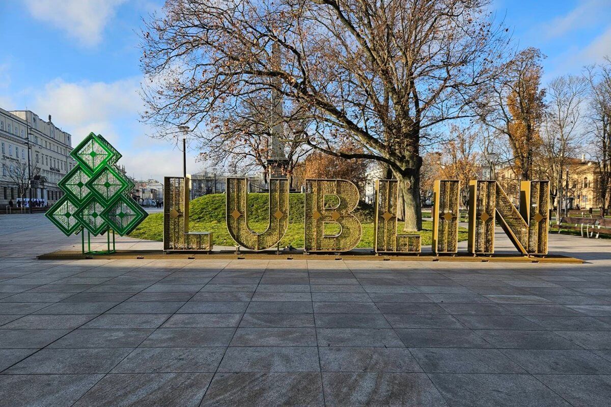 Montaż świątecznej iluminacji w Lublinie