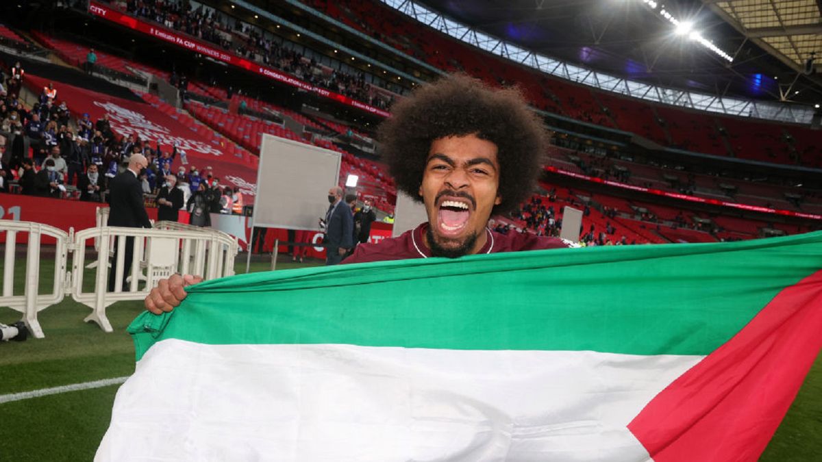 Hamza Choudhury z flagą Palestyny po wygranym finale Pucharu Anglii