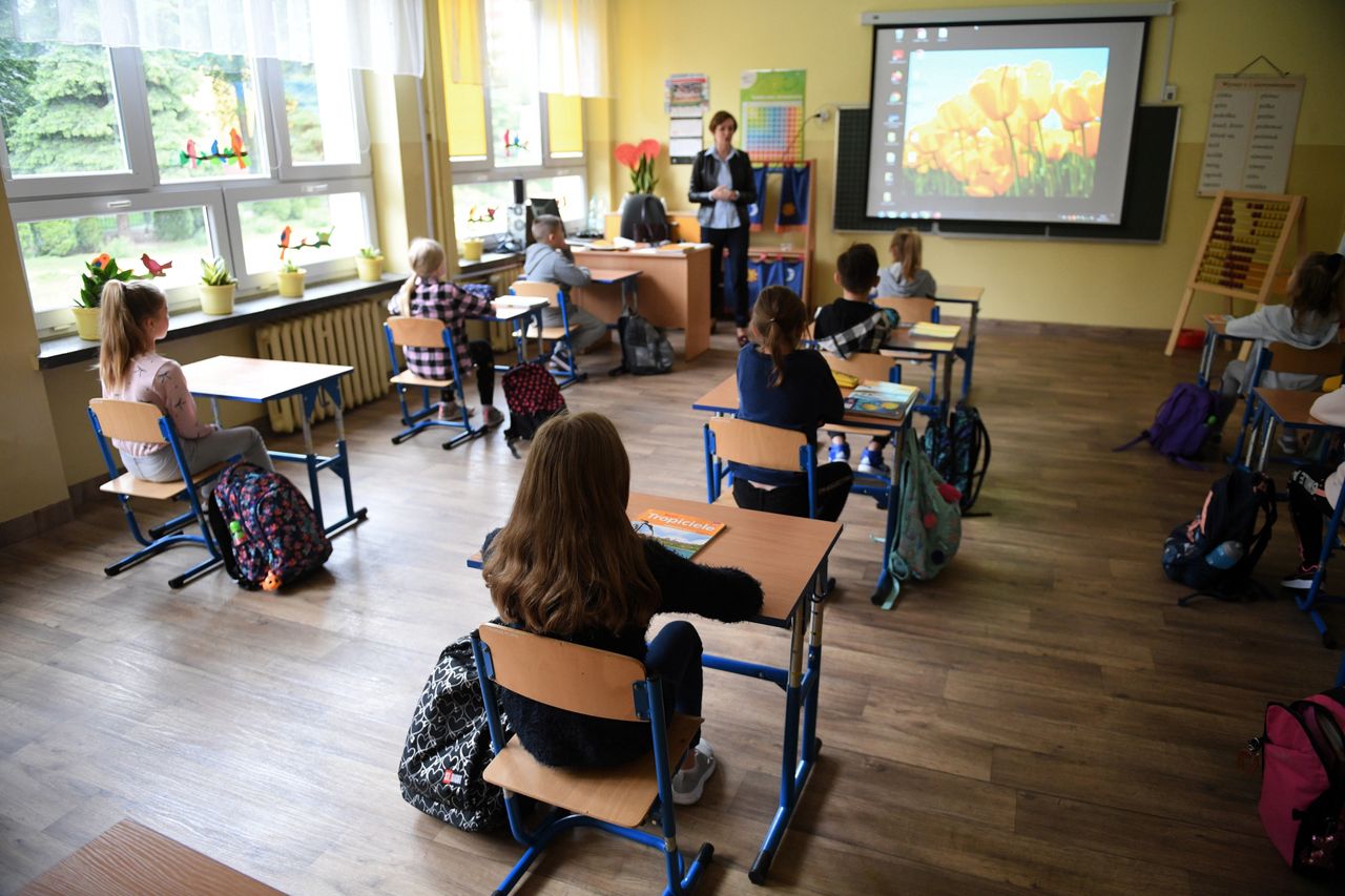 Powrót do szkoły. Uczniowie zmęczeni zdalną edukacją. Rodzice: Dzieci do szkół nie puścimy