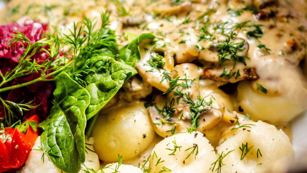 Mięso w sosie grzybowym i kluski śląskie to świetny duet. 