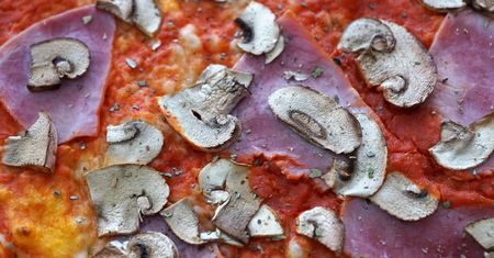Pizza na grubym cieście. Włoch by się przeżegnał, gdyby zobaczył ten przepis