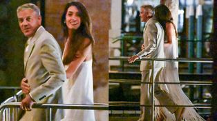 Zakochani George i Amal Clooneyowie wybrali się na romantyczną kolację. Żona aktora ZAMIATAŁA ulice sukienką z frędzlami (ZDJĘCIA)