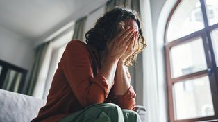 Jedna kobieta może doświadczać aż ośmiu objawów. Polki wstydzą się o nich mówić