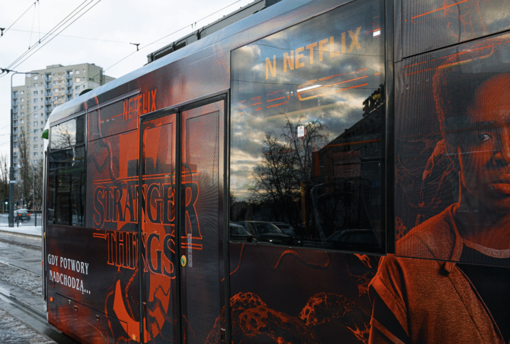Poznań: "Stranger Things 5” wjeżdża na torowiska. Specjalny tramwaj Netflixa już od dziś wozi pasażerów – za darmo!