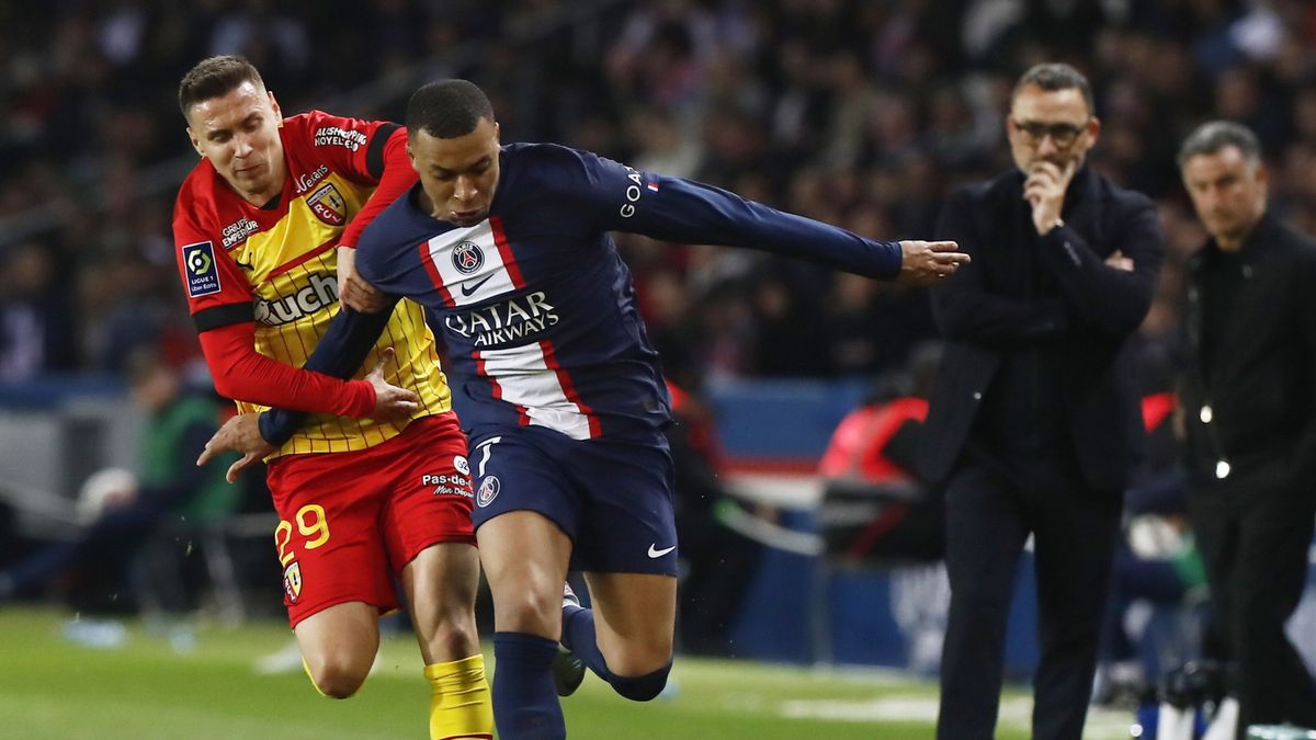 PAP/EPA / TERESA SUAREZ / Na zdjęciu od lewej: Przemysław Frankowski i Kylian Mbappe