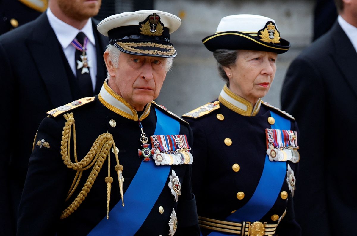 Król Karol i księżniczka Anna w procesji pogrzebowej królowej Elżbiety