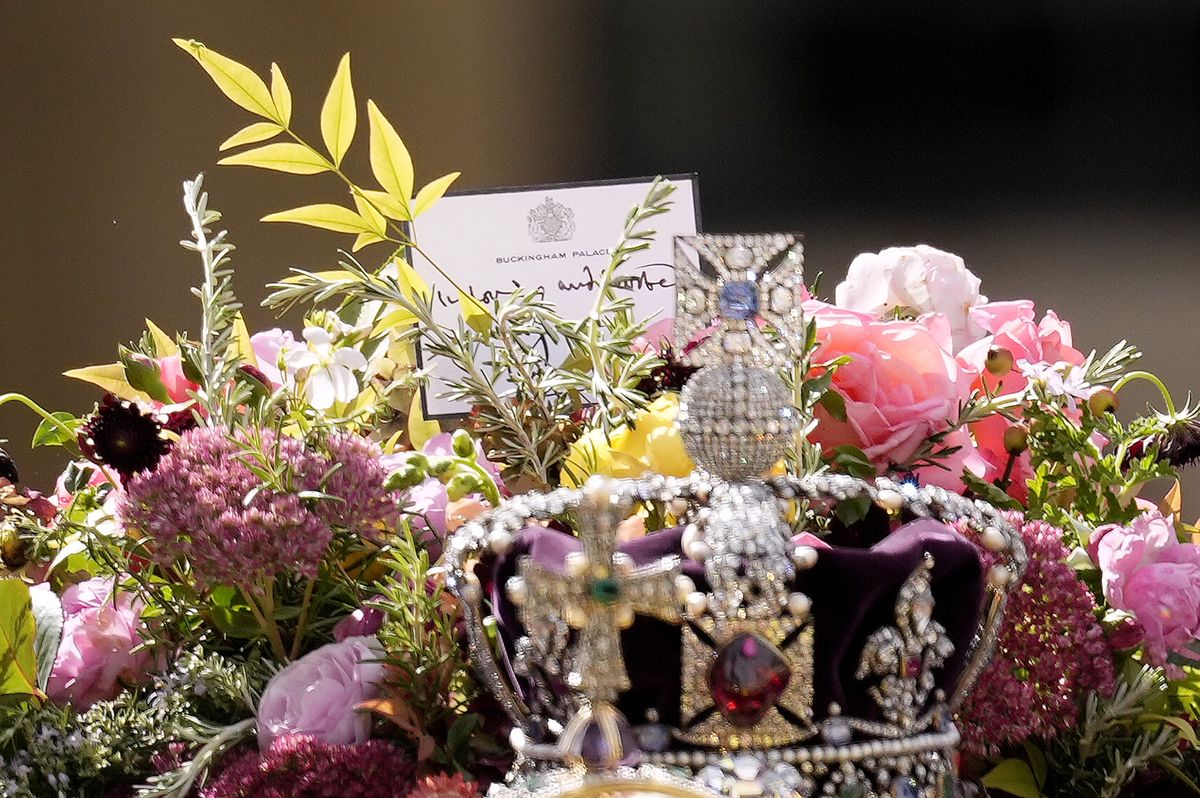 Król Karol wybrał wieniec pogrzebowy Elżbiety II