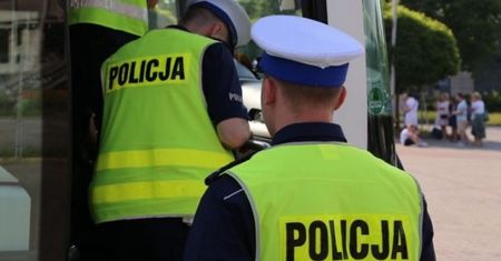 Jechał w autobusie z hulajnogą. Skuto go i zabrano do aresztu