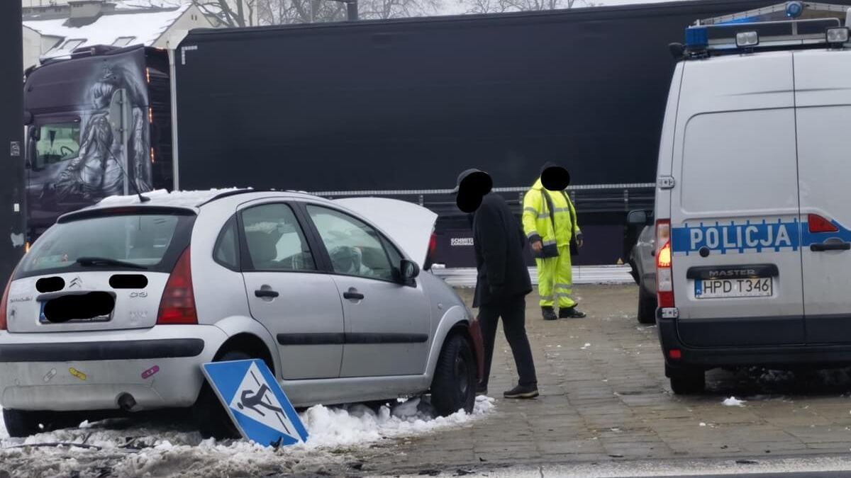 Zderzenie citroena z hyundaiem na rondzie Mohyły w Lublinie