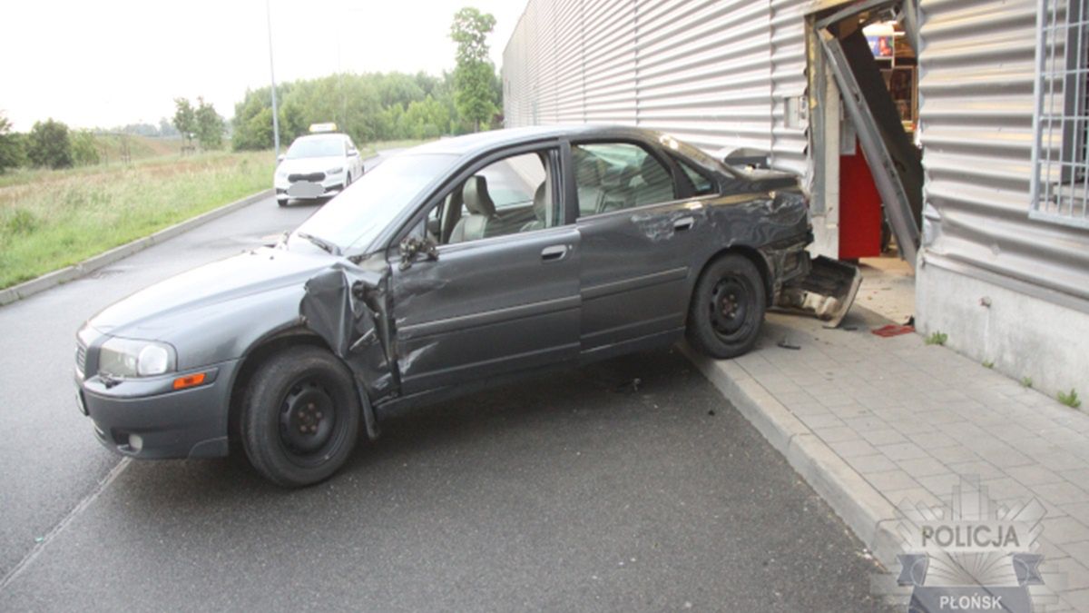 Wyważyli autem drzwi do sklepu.