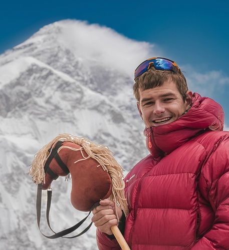Jakub Patecki na tle Mount Everestu. Atak szczytowy może rozpocząć się praktycznie w każdym momencie