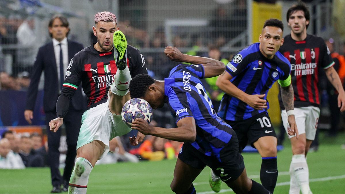 Theo Hernandez (z lewej) i Denzel Dumfries w walce o piłkę