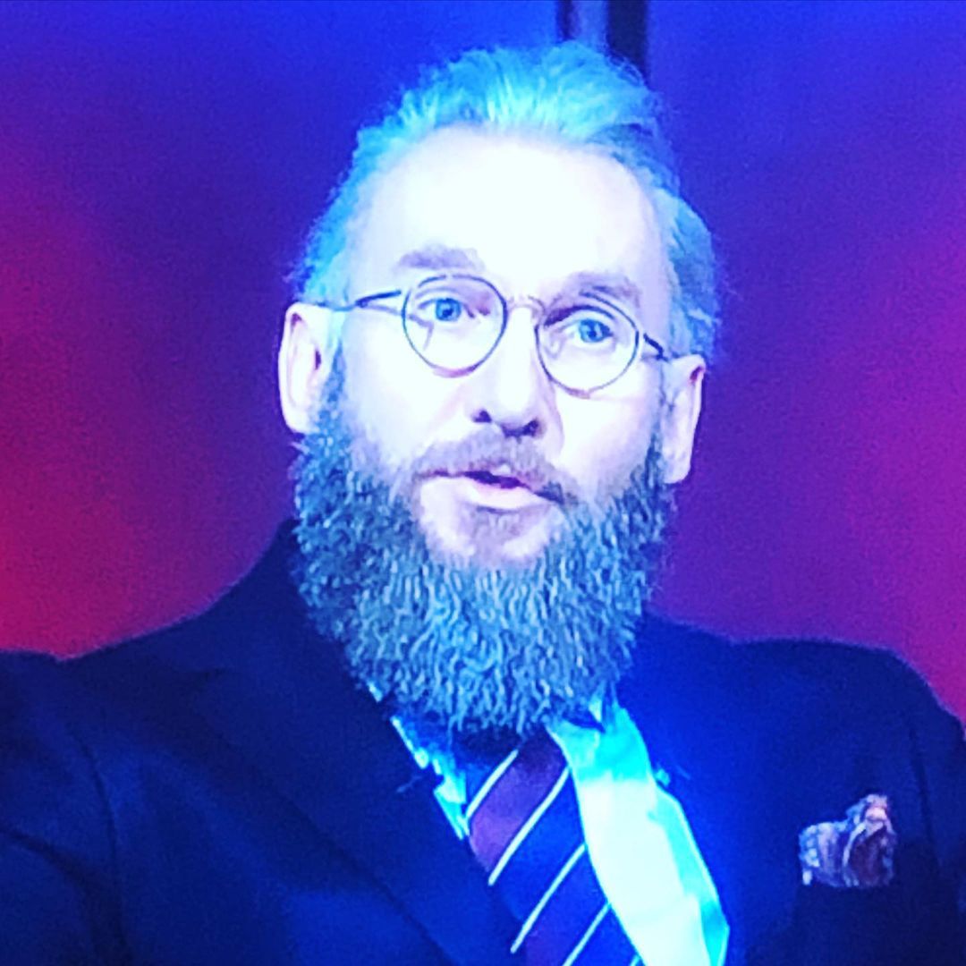 Piotr Schramm zapuścił brodę i włosy